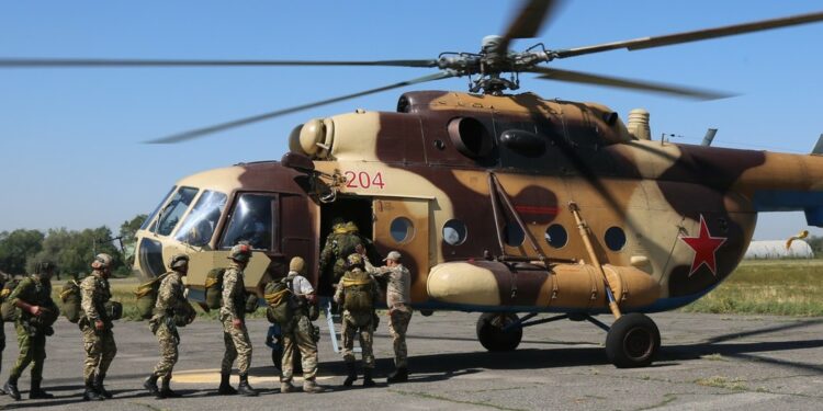 Бишкектин четинде кулаган аскердик тик учак кырсыгынан бир киши каза болгону айтылууда