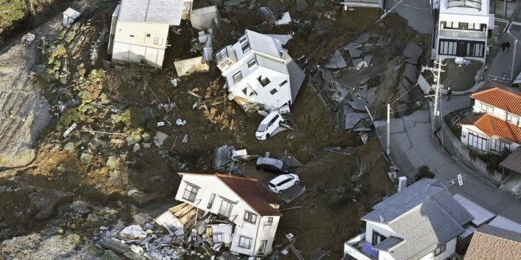 Япониядагы жер титирөөдөн каза болгондордун саны 215ке жетти