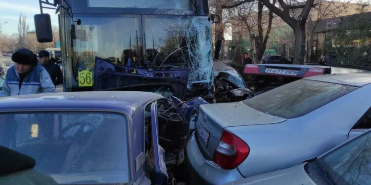 Казакстанда каршы тилкеге чыккан автобус 10 унааны сүздү (видео)