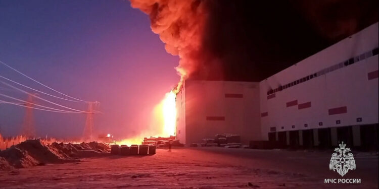 Санкт-Петербургда ири кампа өрттөндү (видео)