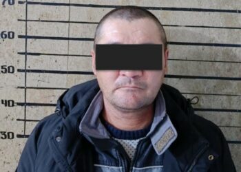 Бишкекте кызга күч колдонуп, 98 миң сомун тартып алган шектүү кармалды