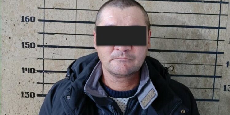 Бишкекте кызга күч колдонуп, 98 миң сомун тартып алган шектүү кармалды