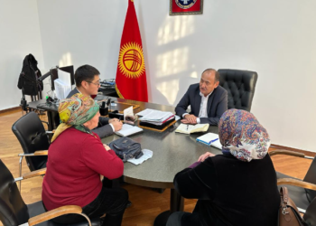 Тиш дарылатып жатып чарчап калган 3 жашар кыздын жакындары менен министр жолукту