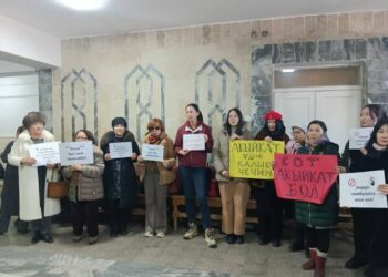 Кулак-мурду кескиленген келин. Соттук отурум жабык эшик артында өтүп жатат