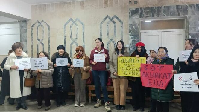 Кулак-мурду кескиленген келин. Соттук отурум жабык эшик артында өтүп жатат