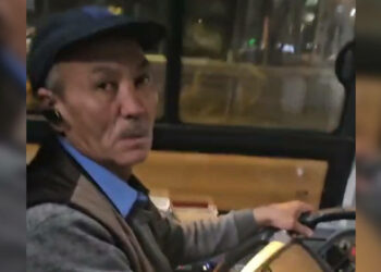 Колундагы телефонду чаап жиберген автобус айдоочусунун видеосу тарады