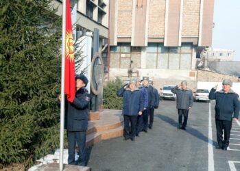 Чүй облустук милициясы Жогорку Кеңеш кабыл алган желекти такты (сүрөт)