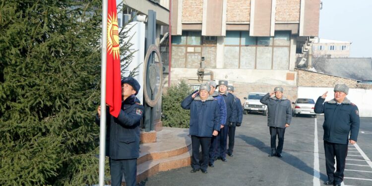 Чүй облустук милициясы Жогорку Кеңеш кабыл алган желекти такты (сүрөт)