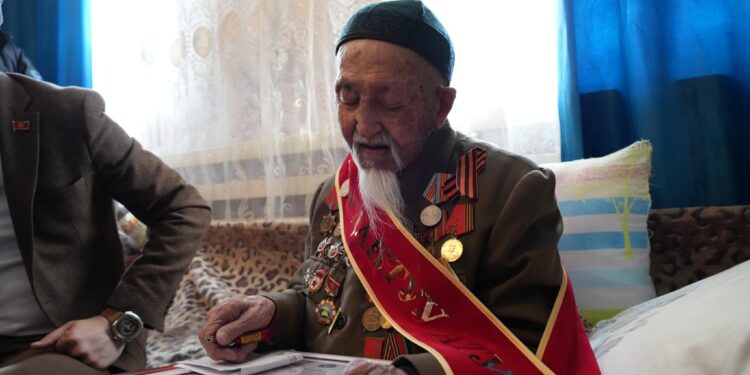 Чүйдө Ата Мекендик согуштун эң улуу ардагерине үй белек кылышты (видео)