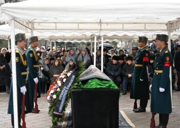 Төрага Нурланбек Шакиев коомдук ишмер Жеңишбек Бекболотовду акыркы сапарга узатуу зыйнатына катышты