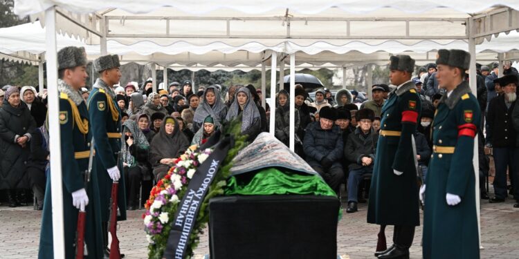 Төрага Нурланбек Шакиев коомдук ишмер Жеңишбек Бекболотовду акыркы сапарга узатуу зыйнатына катышты