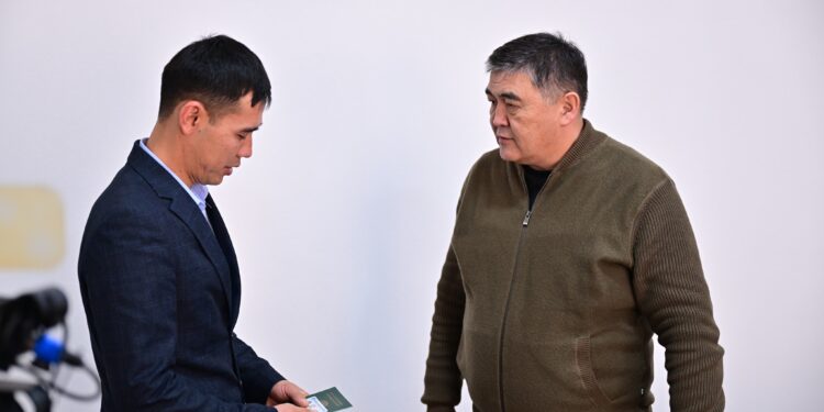 Камчыбек Ташиевге кайрылган тургун жарандык документтерге ээ болду