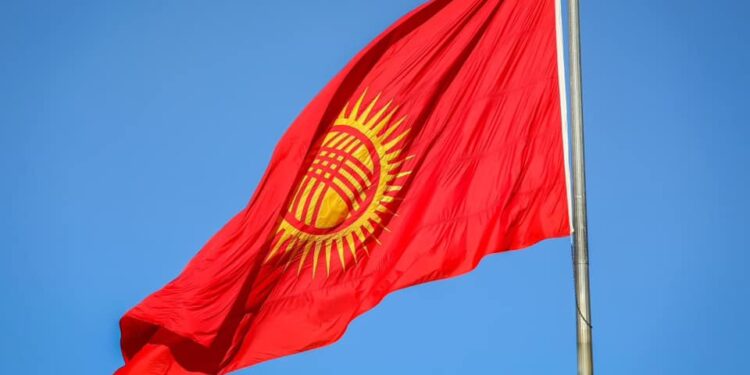 «Эмне үчүн башка?». Бишкектин «Ала-Тоо» аянтында жаңы желек илинди