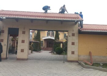 Ош мэриясы Райымбек Матраимовдун үйүнүн тосмосун бузуп жатат