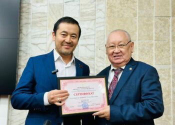 Депутат Нуржигит Кадырбеков кыргыз тили боюнча тестирлөөдө рекорд жаратты