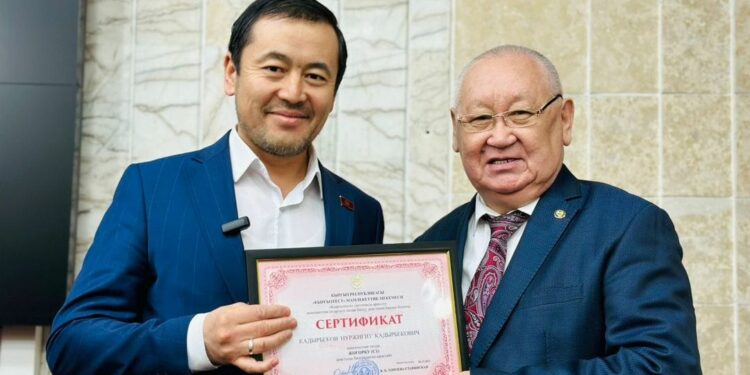 Депутат Нуржигит Кадырбеков кыргыз тили боюнча тестирлөөдө рекорд жаратты