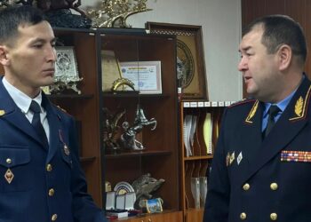 Министр Балыкчыда сууга түшүп кеткен балдарды куткарган аймактык тескөөчүнү сыйлады