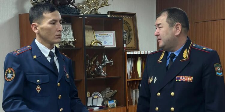 Министр Балыкчыда сууга түшүп кеткен балдарды куткарган аймактык тескөөчүнү сыйлады