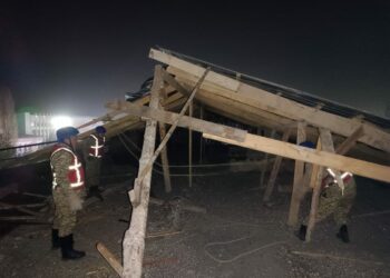 Таласта катуу шамалдан чатыр учуп, унааны басып калды (сүрөт)