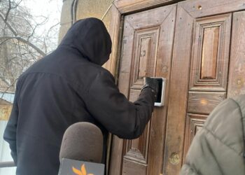 Бүгүн таң эрте бир катар журналисттердин үйүндө тинтүү жүрүп жатканы айтылууда