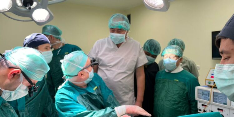 Саламаттыкты сактоо министри боорду алмаштыруу боюнча операцияга катышты