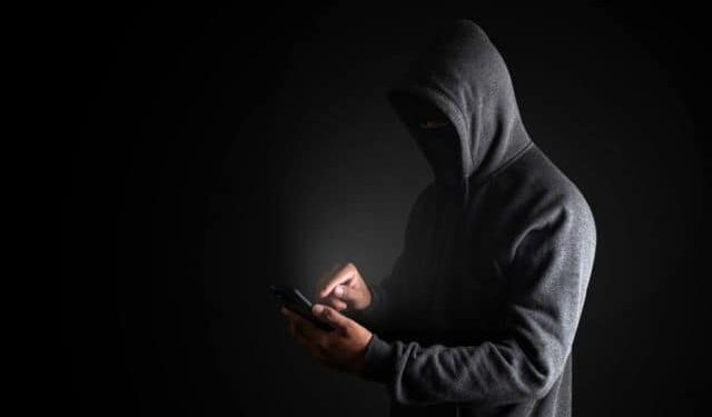 «Жол кырсыгына кабылдым, 30 миң сом сал». Чүйдө жаран абакта жаткан кишиге алданып калган