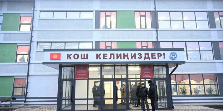 Бишкекте 1500 орундуу мектептин жаңы имараты колдонууга берилди