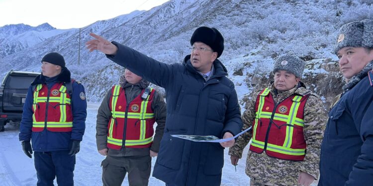 Аламүдүн капчыгайында дайынсыз болуп жаткан жаранды издөө иштеринен министр кабар алды