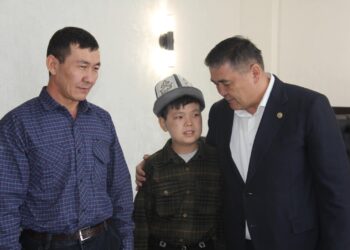 Камчыбек Ташиев Индияда операция жасатып келген 11 жаштагы өспүрүмгө жолукту