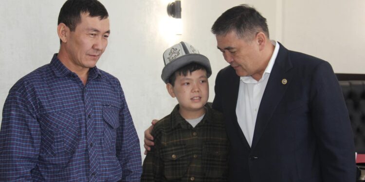 Камчыбек Ташиев Индияда операция жасатып келген 11 жаштагы өспүрүмгө жолукту