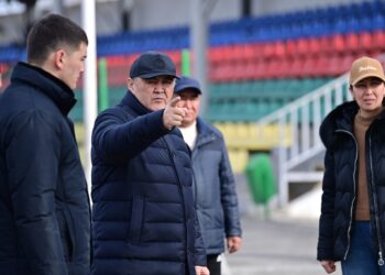 «Мен келип жасашым керекпи?».  Жалал-Абаддагы стадиондун директору Ташиевден уруш укту (видео)