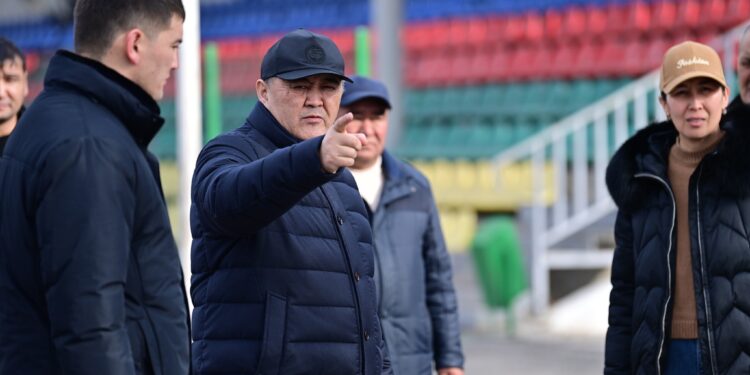 «Мен келип жасашым керекпи?». Жалал-Абаддагы стадиондун директору Ташиевден уруш укту (видео)