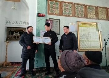 «Жазында унаа белек кылышкан». Жети-Өгүздө айыл жаштары имам менен жубайына умрага жолдомо беришти