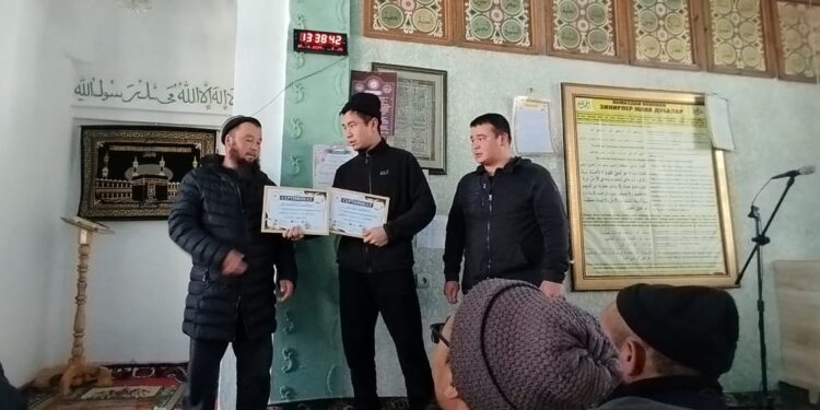«Жазында унаа белек кылышкан». Жети-Өгүздө айыл жаштары имам менен жубайына умрага жолдомо беришти