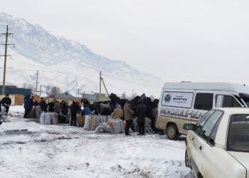 Нарында аз камсыз болгон үй-бүлөлөргө көмүр таратылып жатат