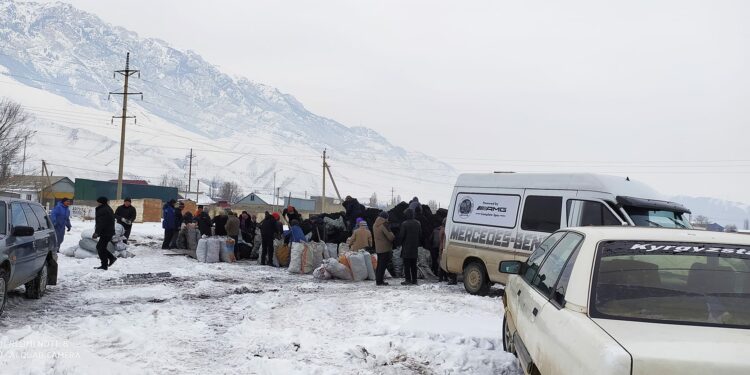 Нарында аз камсыз болгон үй-бүлөлөргө көмүр таратылып жатат