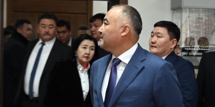 Агрардык университетке барган Нурланбек Шакиев студенттерге эмне убада кылды? (сүрөт)