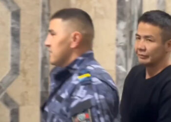 «Өкүм чыгары күтүлүүдө». Мурдагы жубайынын кулак-мурдун кескен шектүү сотко жеткирилди