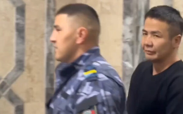 «Өкүм чыгары күтүлүүдө». Мурдагы жубайынын кулак-мурдун кескен шектүү сотко жеткирилди