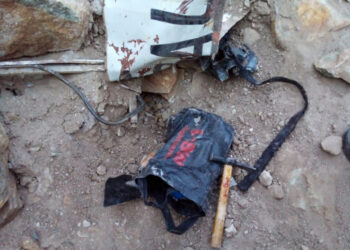 Казакстанда ичиндеги адамдар менен чуңкурга кирип кеткен автобус. Каза болгондордун буюмдары табылды