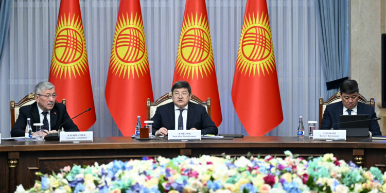 «Юбилей-тойго кетти деген болбосун». Акылбек Жапаров губернатор менен мэрлерди чогултту