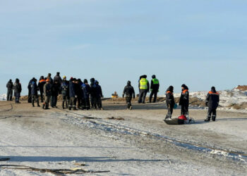 Казакстанда ичиндеги адамдар менен чуңкурга кирип кеткен автобус табыла элек (видео)