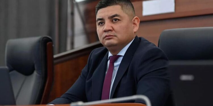 Ак Үйдөн качкан депутат Эмил Жамгырчиев УКМКга суракка барды