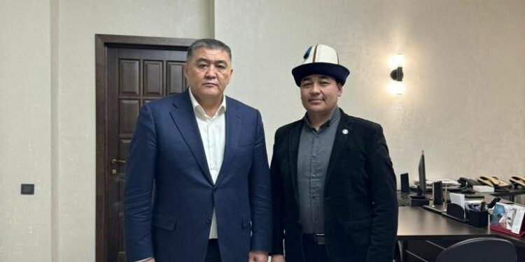 Манасчы Дөөлөт Сыдыков Кыргызстанга кайтып, Камчыбек Ташиевге жолукканын билдирди
