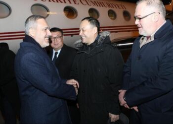 Түркиянын тышкы иштер министри Кыргызстанга келди