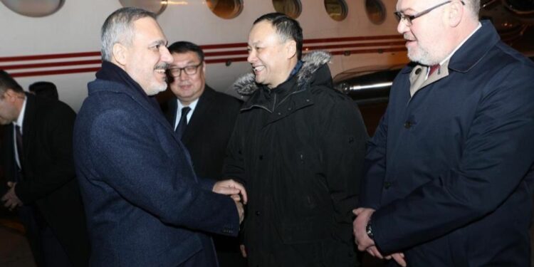 Түркиянын тышкы иштер министри Кыргызстанга келди