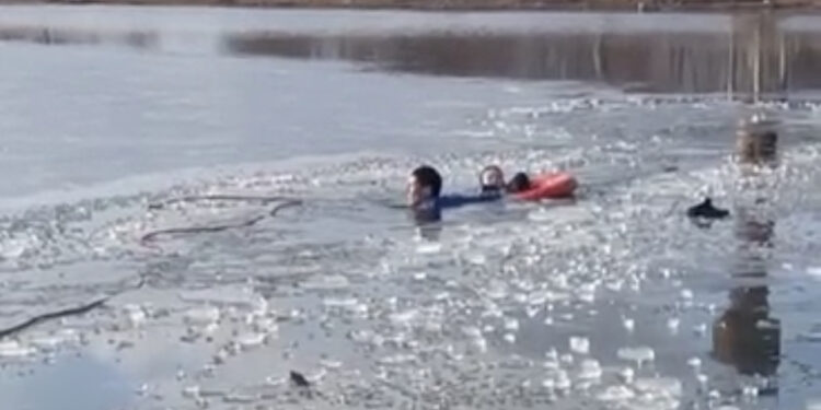 Балыкчыда муз тээп жүрүп, сууга түшүп кеткен бир туугандар куткарылды (видео)