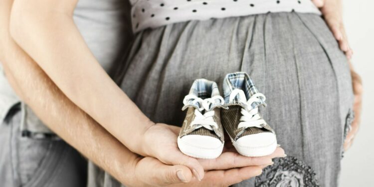 Кош бойлуулук жана төрөт боюнча жөлөк пул жогорулады