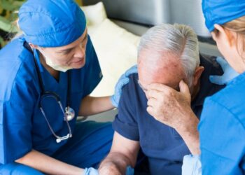 Инсульттун алгачкы белгилери кайсылар жана кантип биринчи жардам көрсөтүү керек?