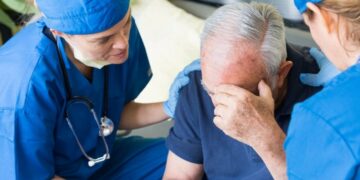 Инсульттун алгачкы белгилери кайсылар жана кантип биринчи жардам көрсөтүү керек?